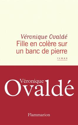 Fille en colère sur un banc de pierre.jpg